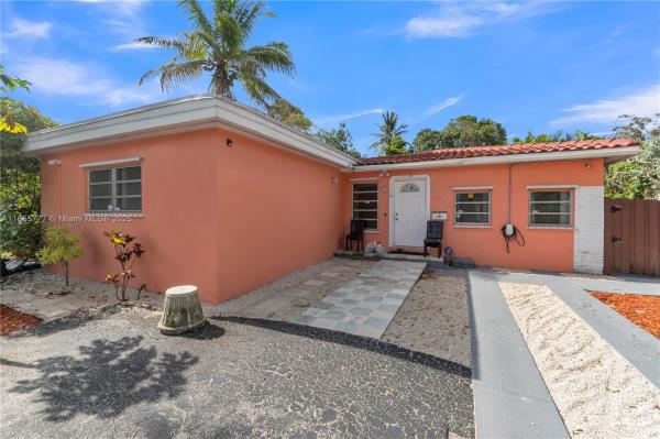 HOLLYWOOD LITTLE RANCHES