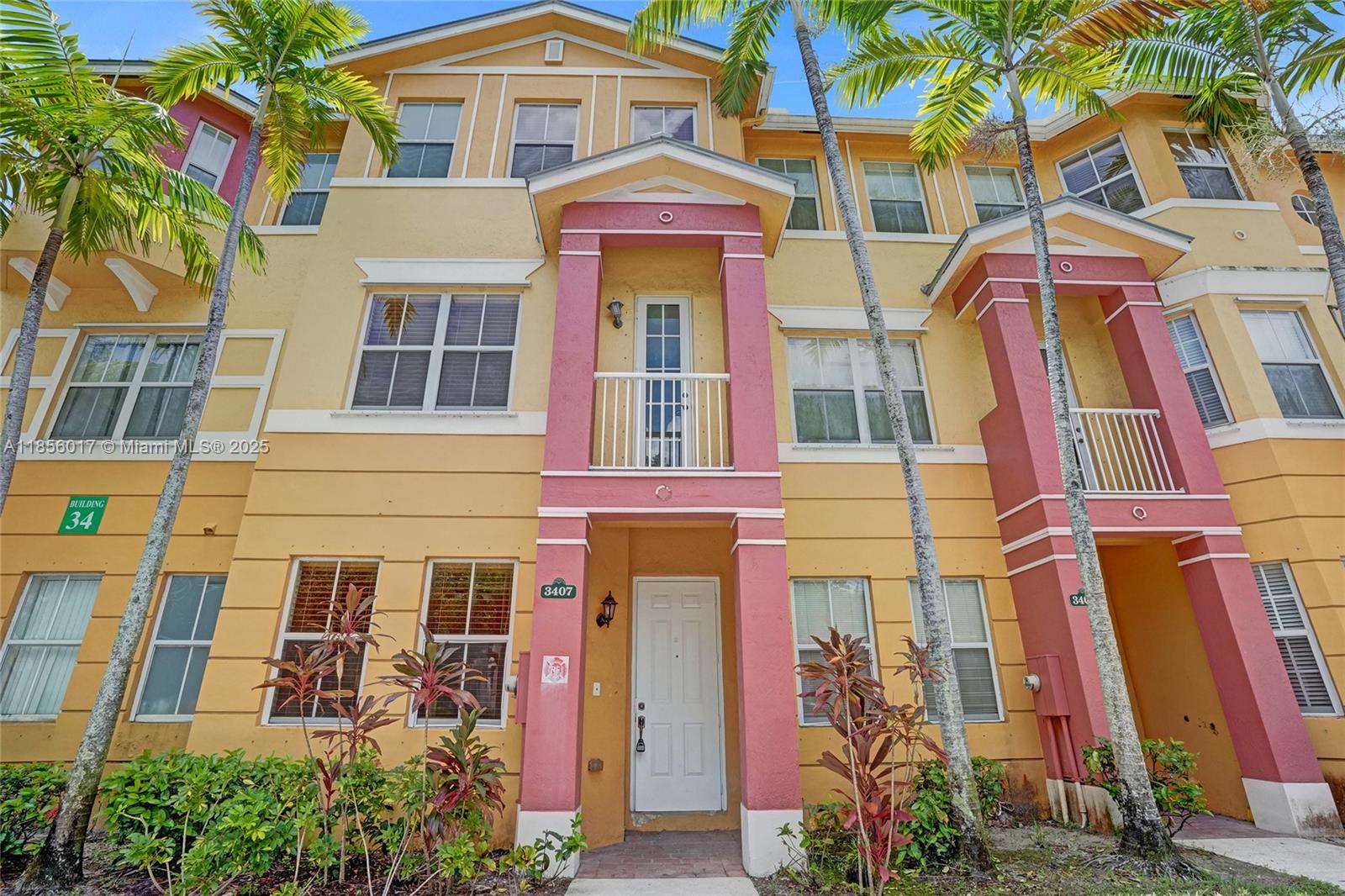 SHOMA TOWNHOMES AT ROYAL - фото