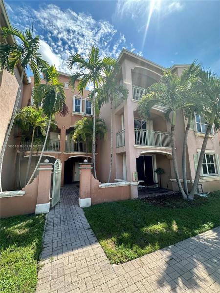 THE COURTS AT DORAL ISLES