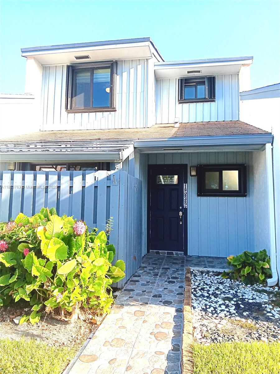 SHERBROOKE - фото