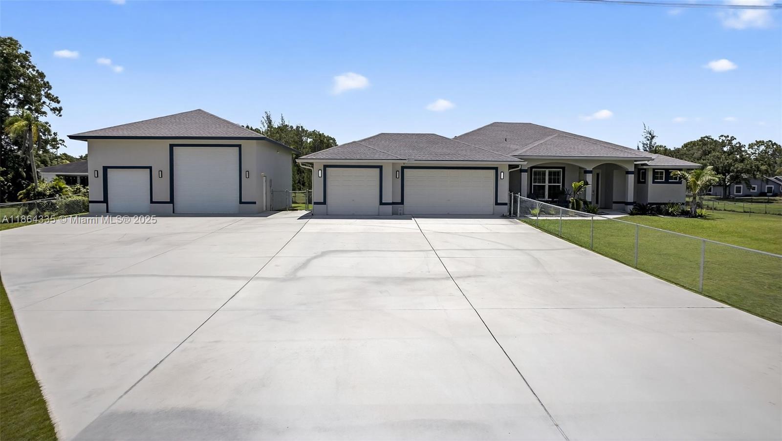 The Acreage - фото