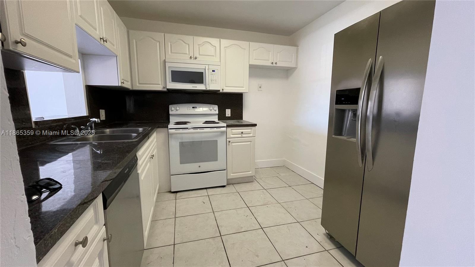 CAPRI GARDENS CONDO - фото