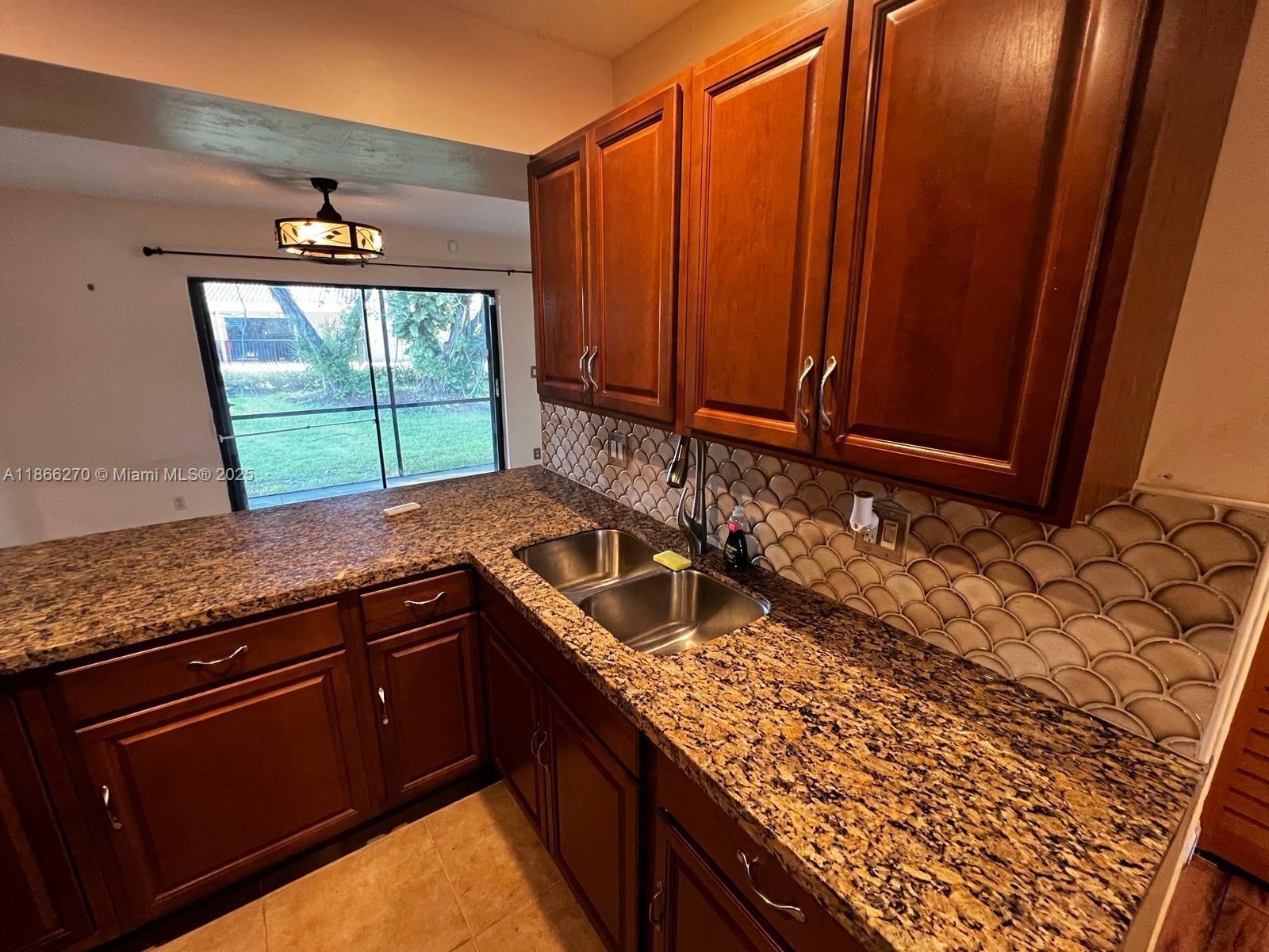 OAKWOOD ON THE GREEN COND - фото