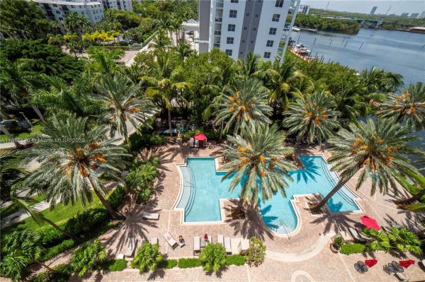17100 N BAY RD #1802, SUNNY ISLES BEACH, FL 33160