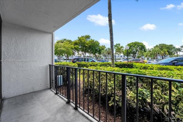 1000 PARKVIEW DR #129, HALLANDALE BEACH, FL 33009