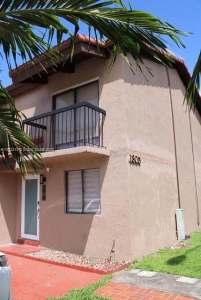 VILLAS UNIVERSITY SQUARE