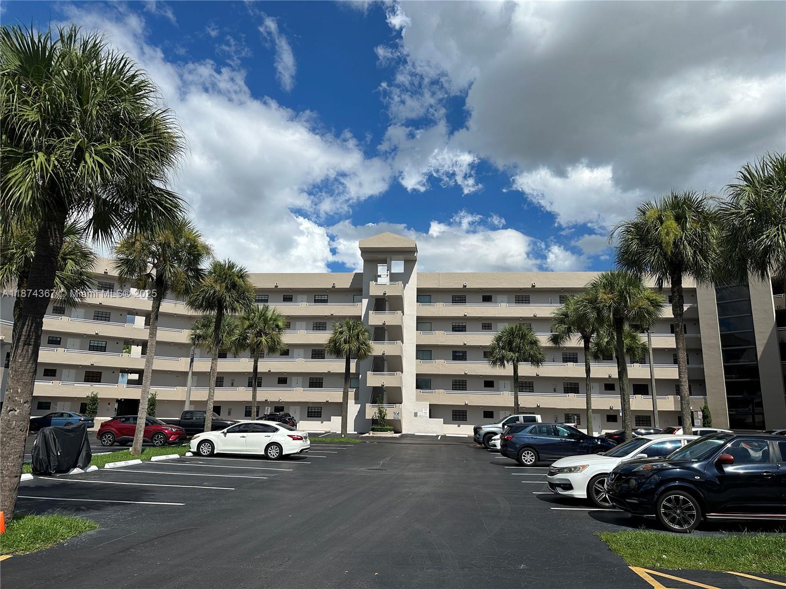 CELEBRITY POINT CONDO - фото