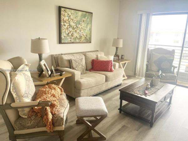 LAKES OF CARRIAGE HILLS