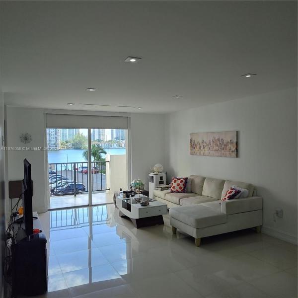 COMMODORE PLAZA CONDO