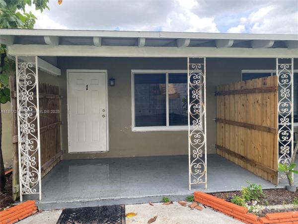 HOLLYWOOD LITTLE RANCHES