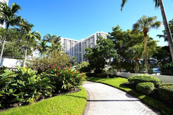 2500 PARKVIEW DR #2020, HALLANDALE BEACH, FL 33009