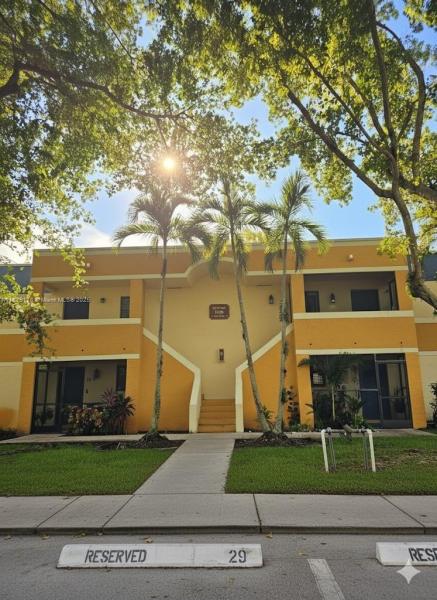 RACQUET CLUB VILLAGE APAR