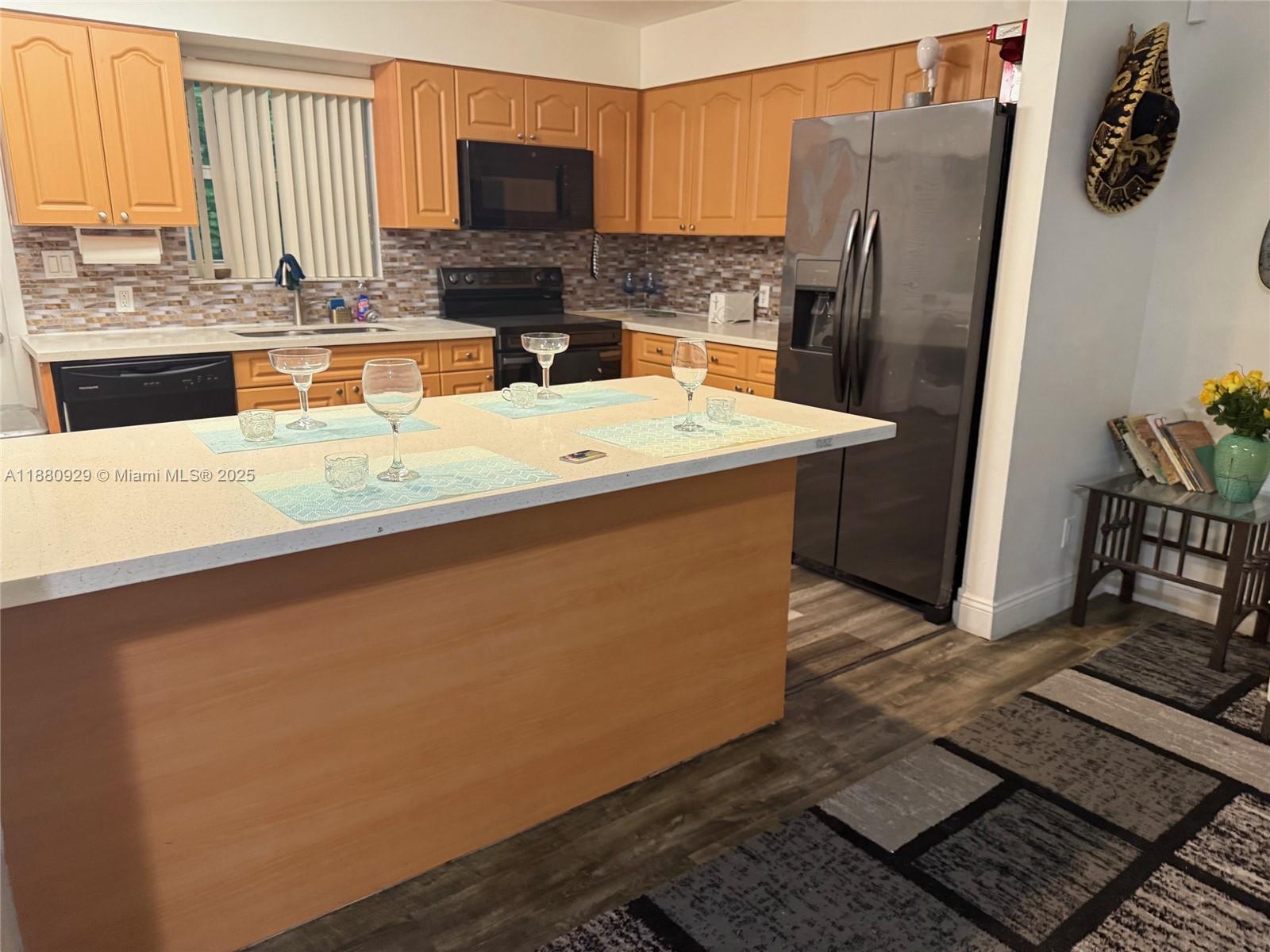 HOLLYWOOD LITTLE RANCHES - фото