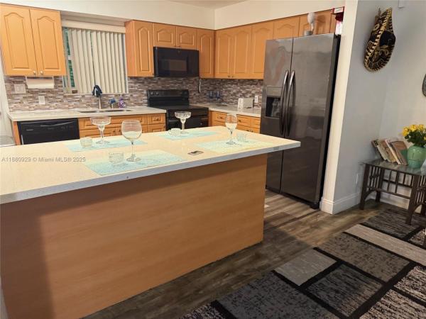 HOLLYWOOD LITTLE RANCHES