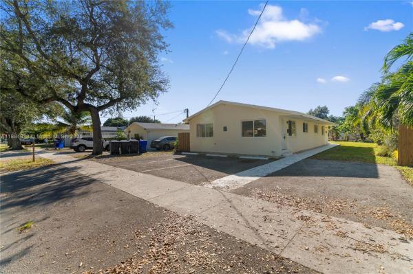 HOLLYWOOD BEACH GARDENS