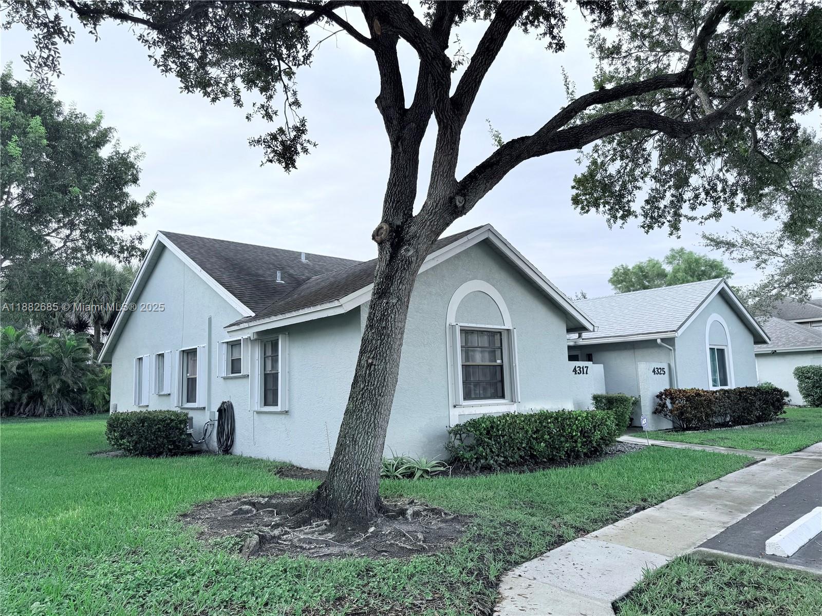 SUNRISE MANOR WEST - фото