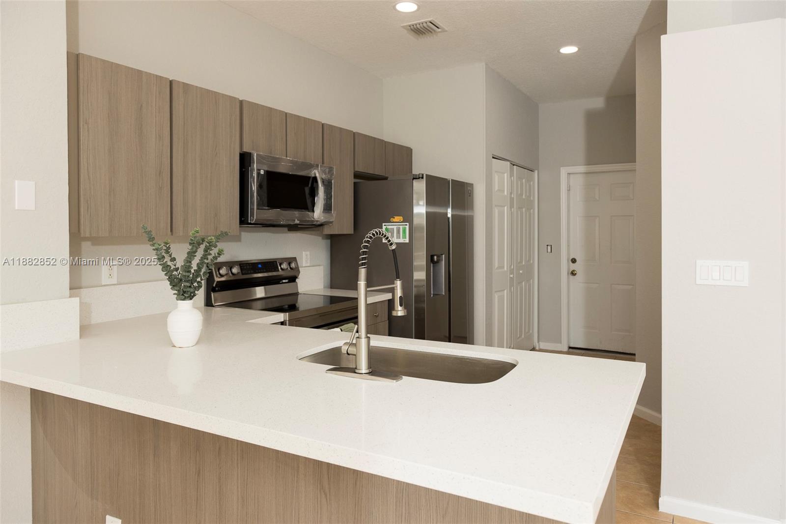 INVERRARY VILLAGE - фото