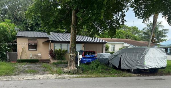 HOLLYWOOD LITTLE RANCHES