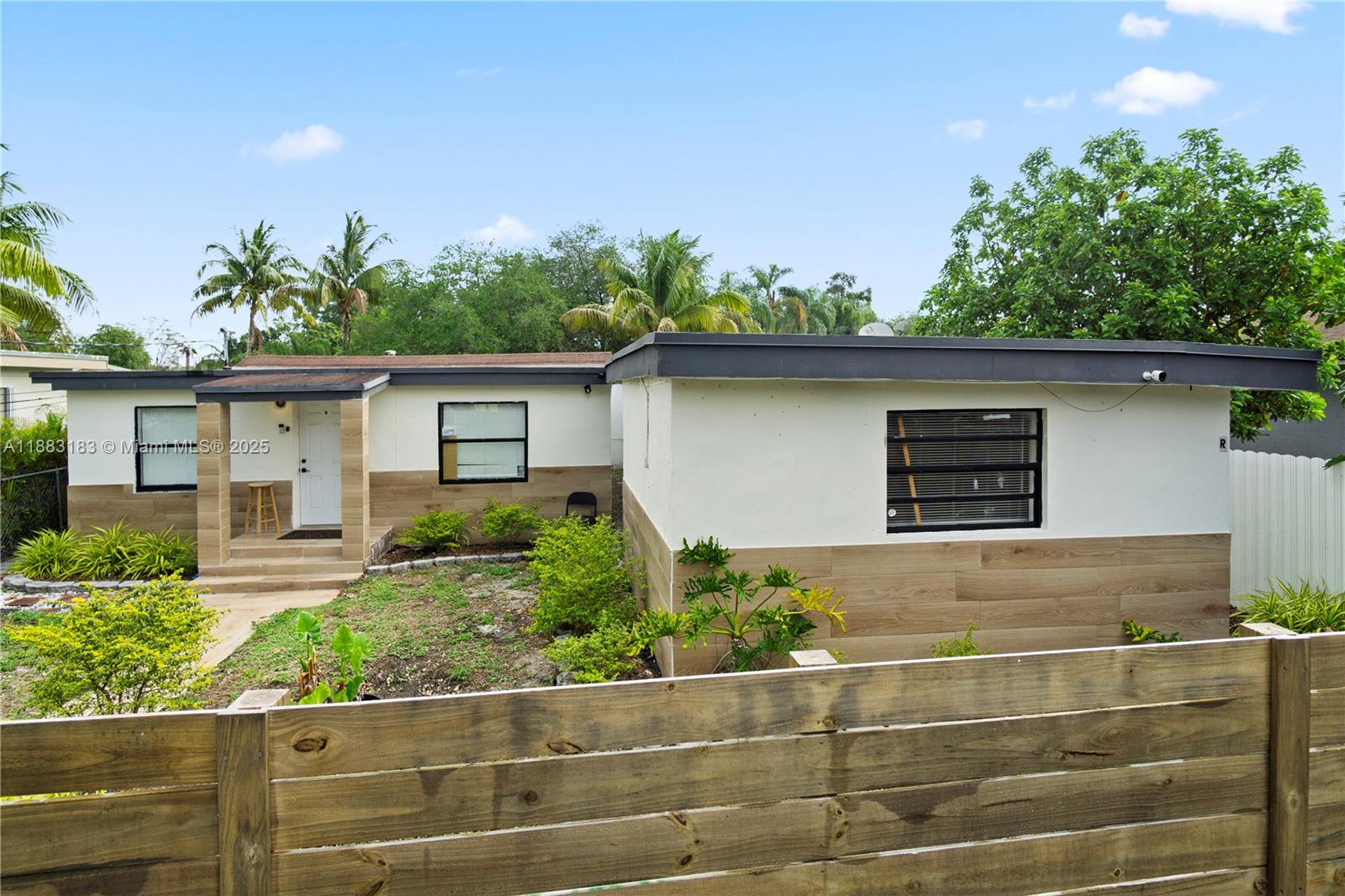 HOLLYWOOD BEACH GARDENS - фото