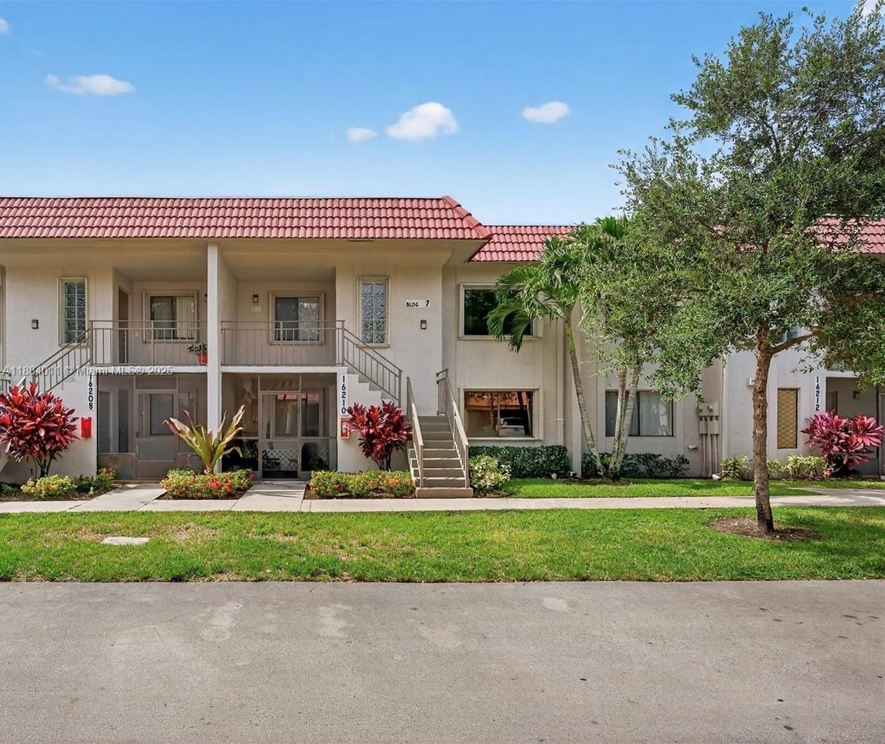 SADDLE CLUB GARDEN APTS A - фото