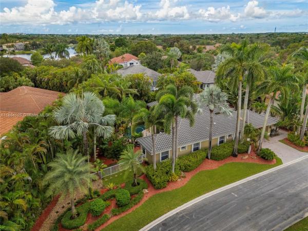 HOLLYWOOD LAKES COUNTRY C