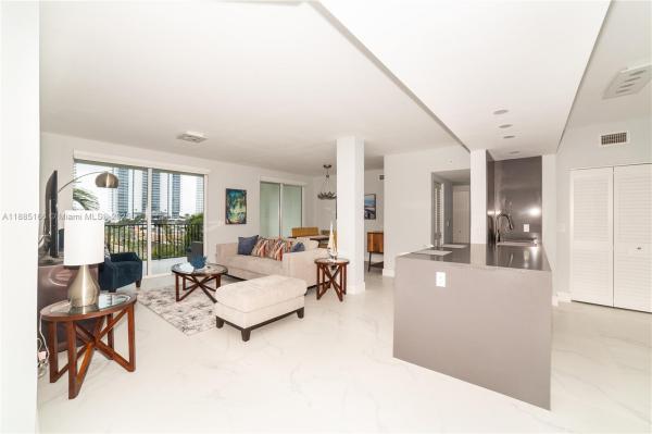 17145 N BAY RD #4607, SUNNY ISLES BEACH, FL 33160