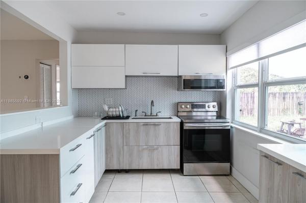 HOLLYWOOD LITTLE RANCHES