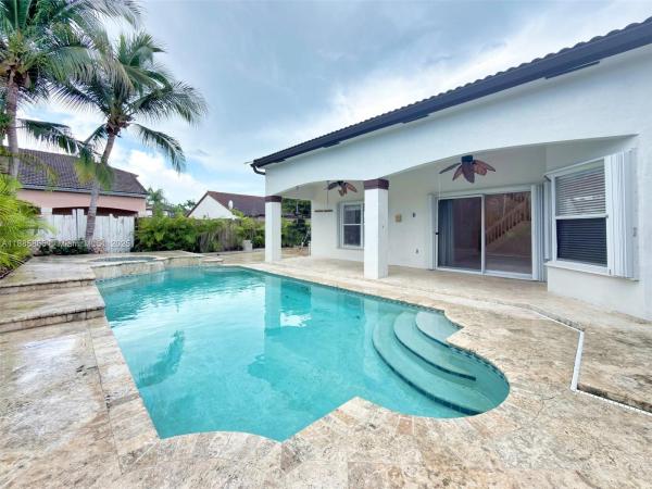 HEFTLER HOMES AT LAGO MAR