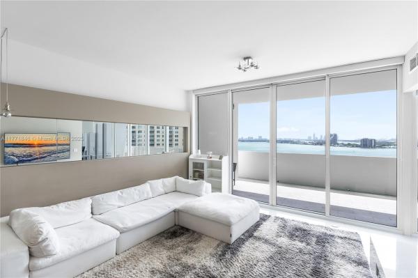 PARAMOUNT BAY CONDO