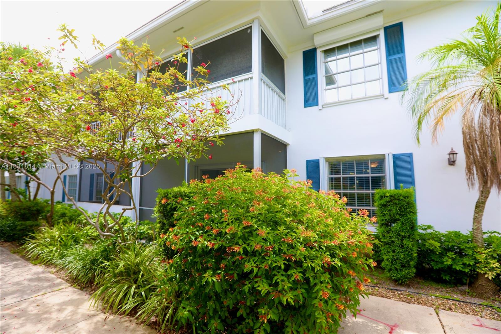 IMPERIAL POINT COLONNADES - фото