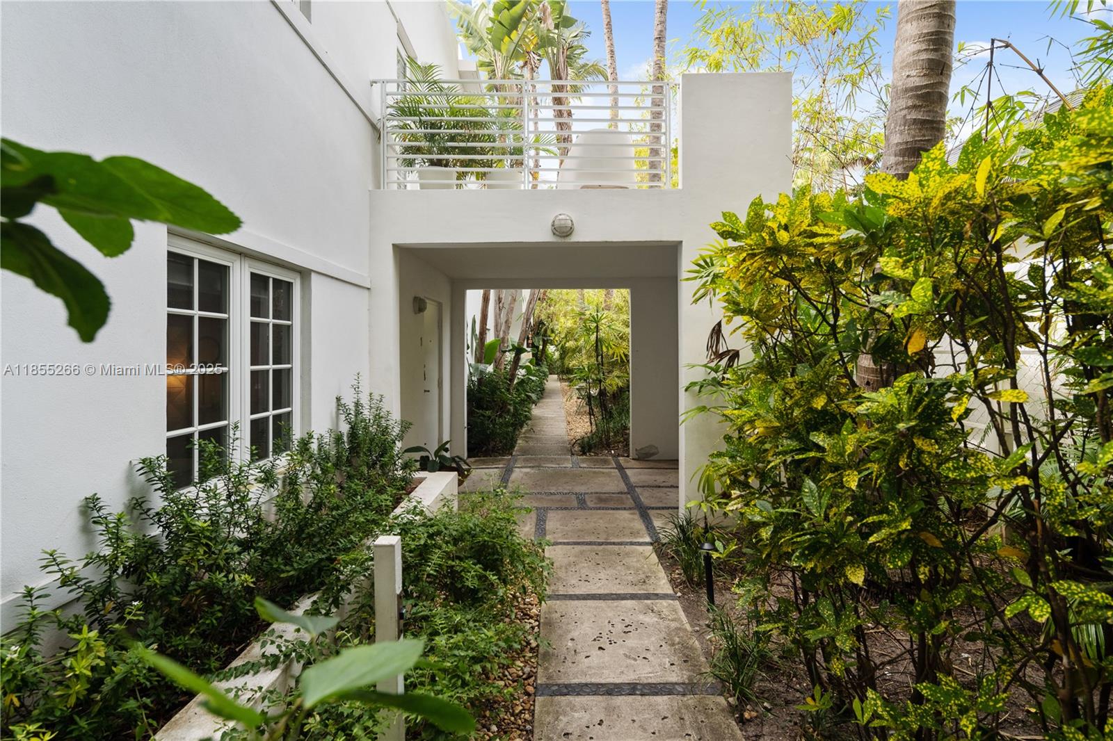 CLARIS CONDO - фото