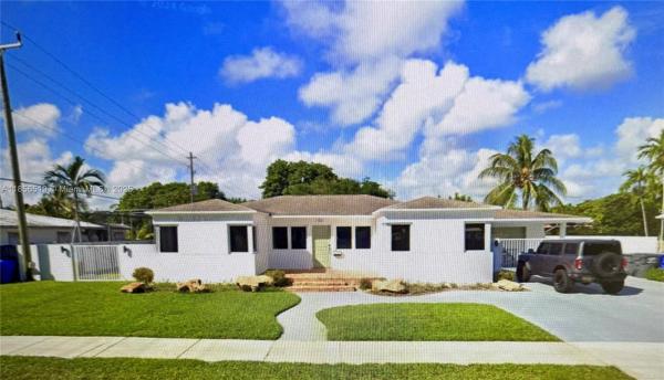 HOLLYWOOD LITTLE RANCHES