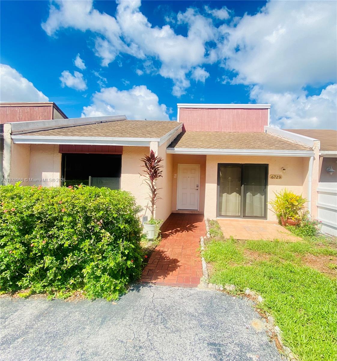 Palm Aire Village - фото