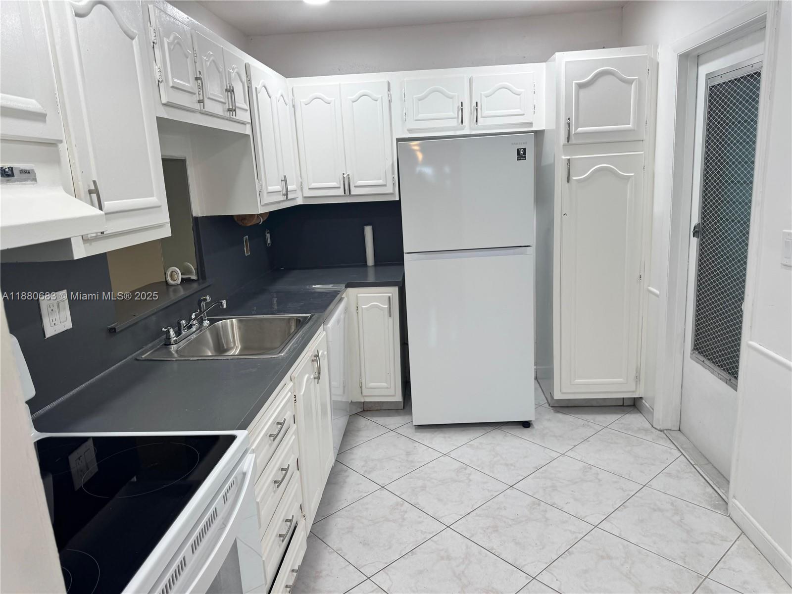 EMERALD CONDO - фото