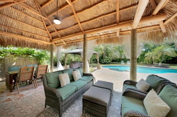 HOLLYWOOD LITTLE RANCHES