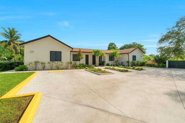 HOLLYWOOD COUNTRY ESTATES