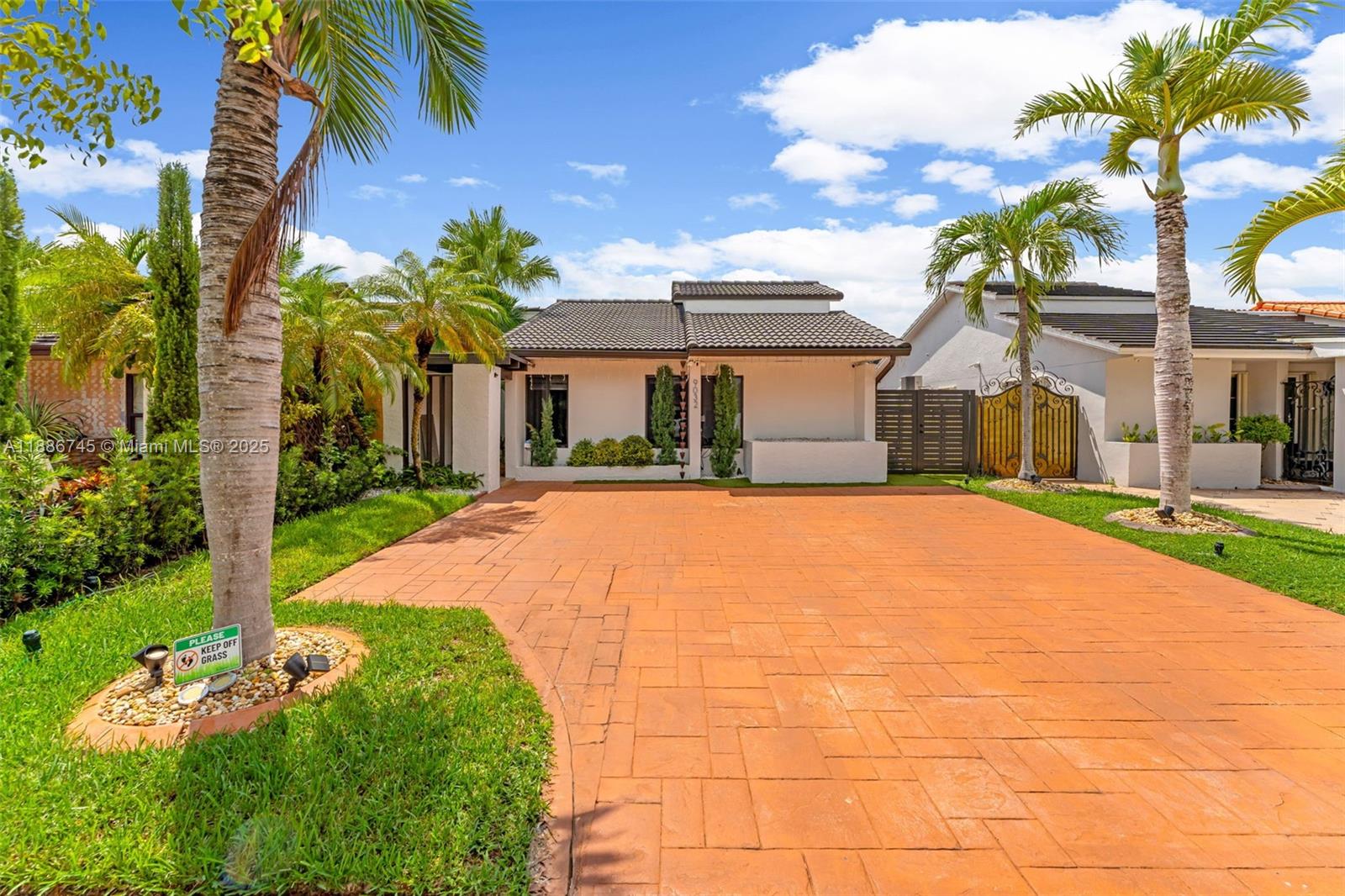 WEST GABLES ESTATES CONDO - фото