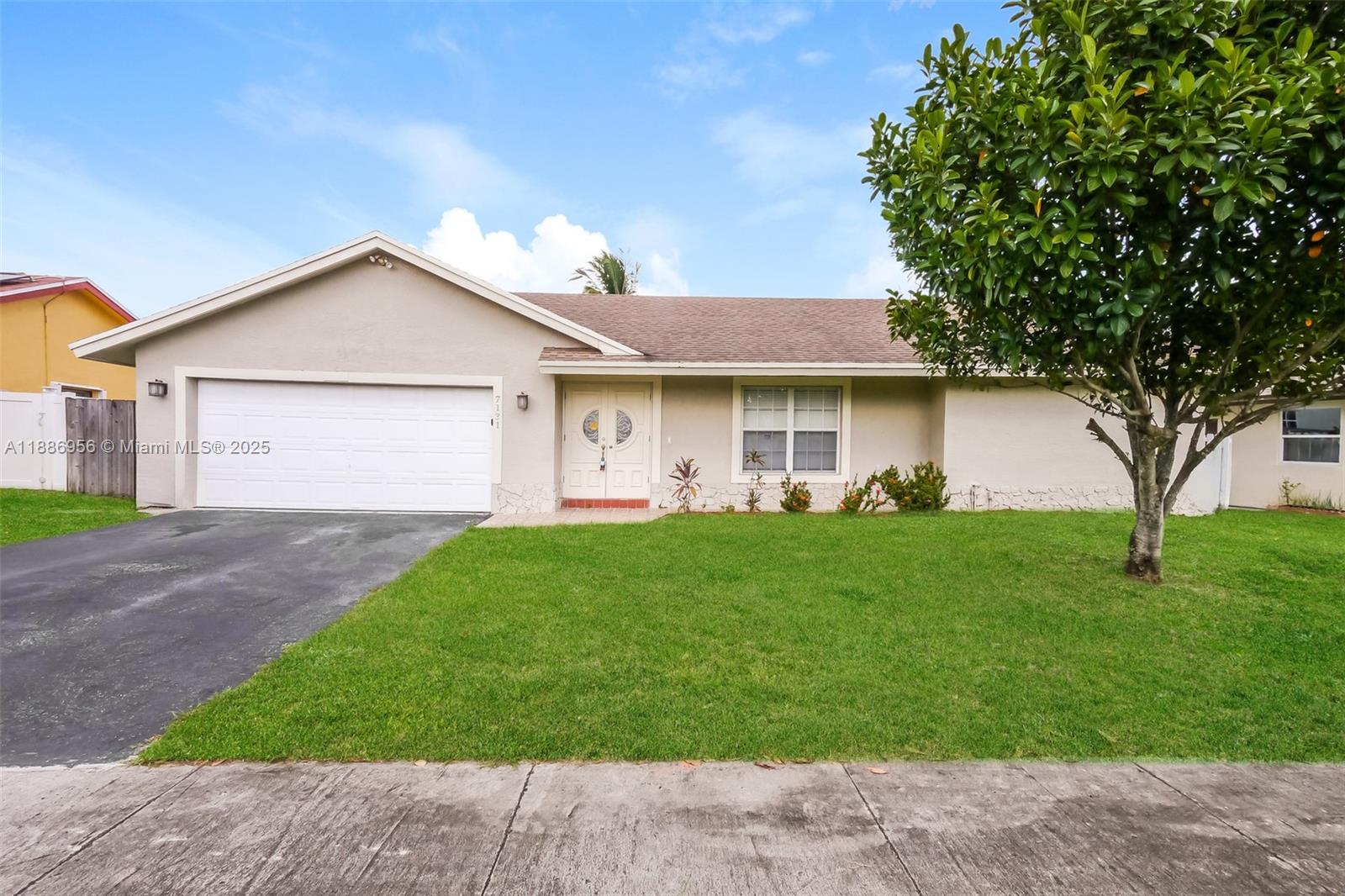 BOULEVARD EAST - фото