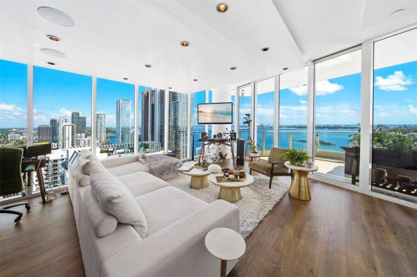 PARAMOUNT BAY CONDO