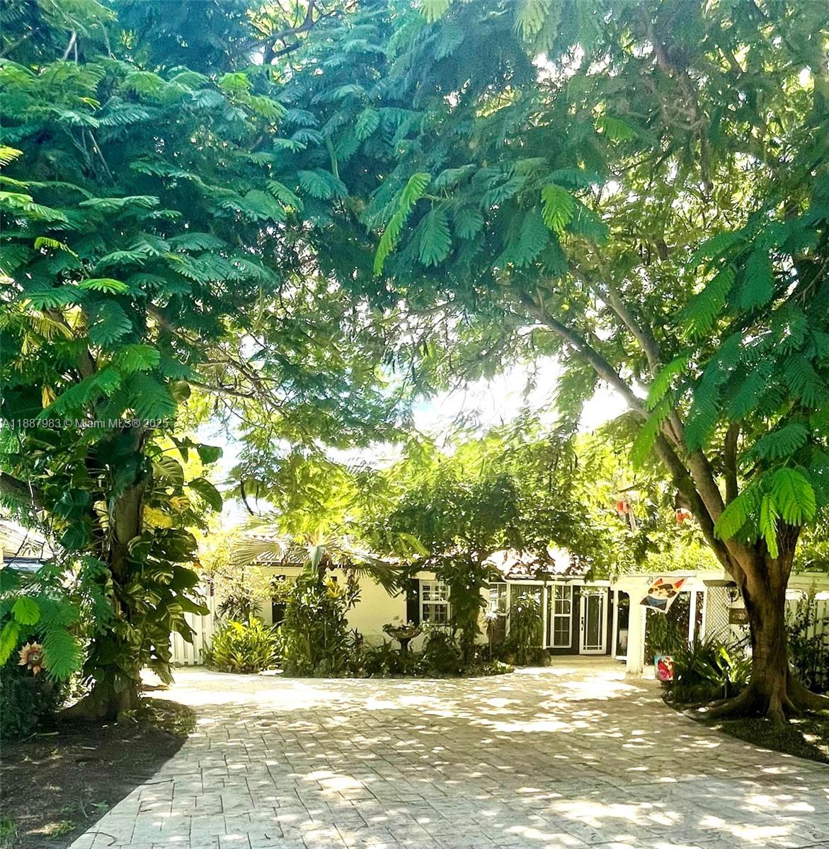 TROPICAL MANORS - фото