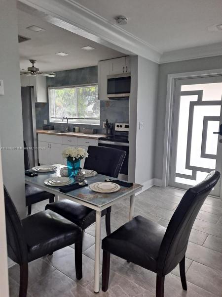 HOLLYWOOD LITTLE RANCHES