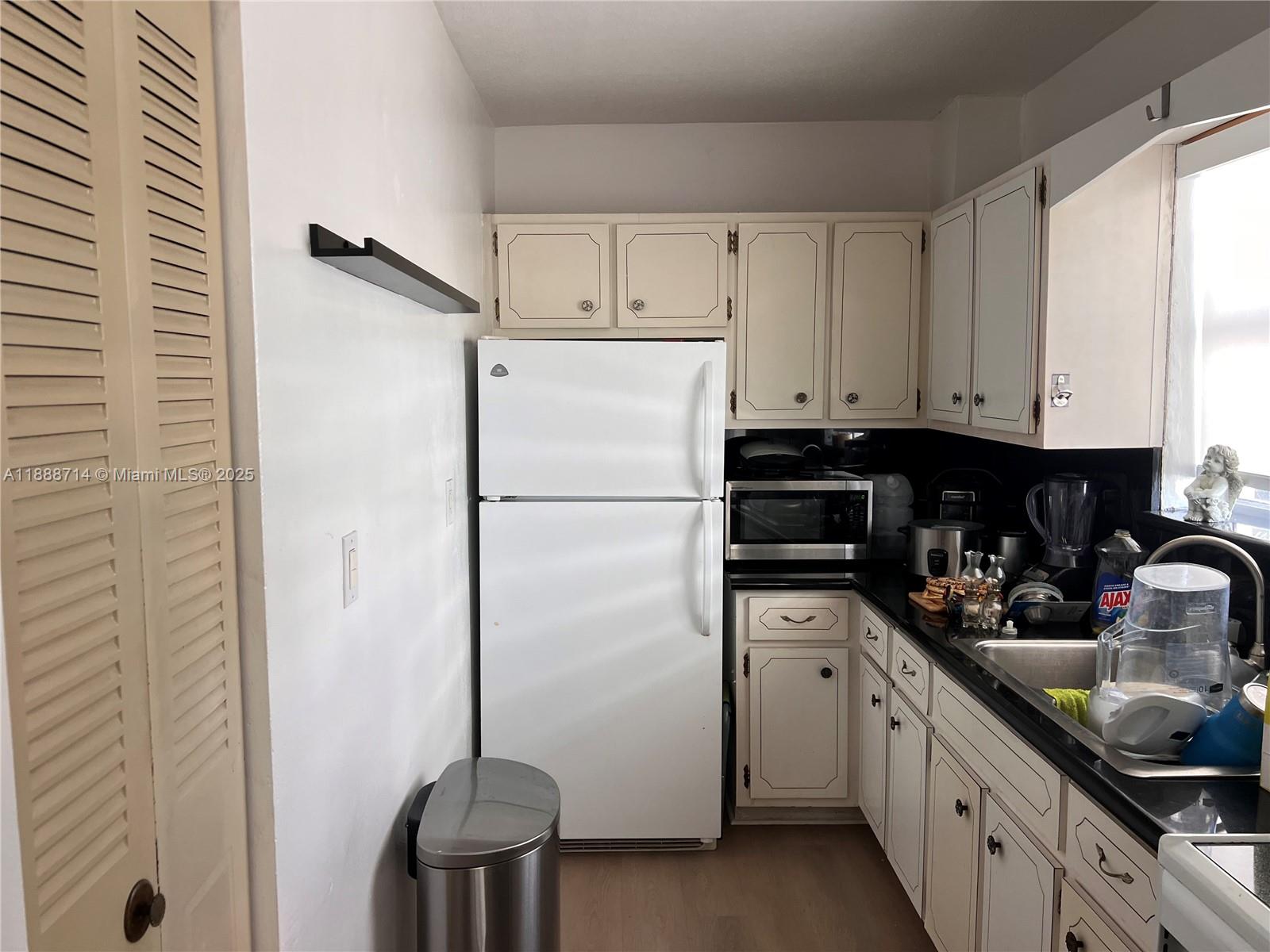 713 COLLINS CONDO - фото