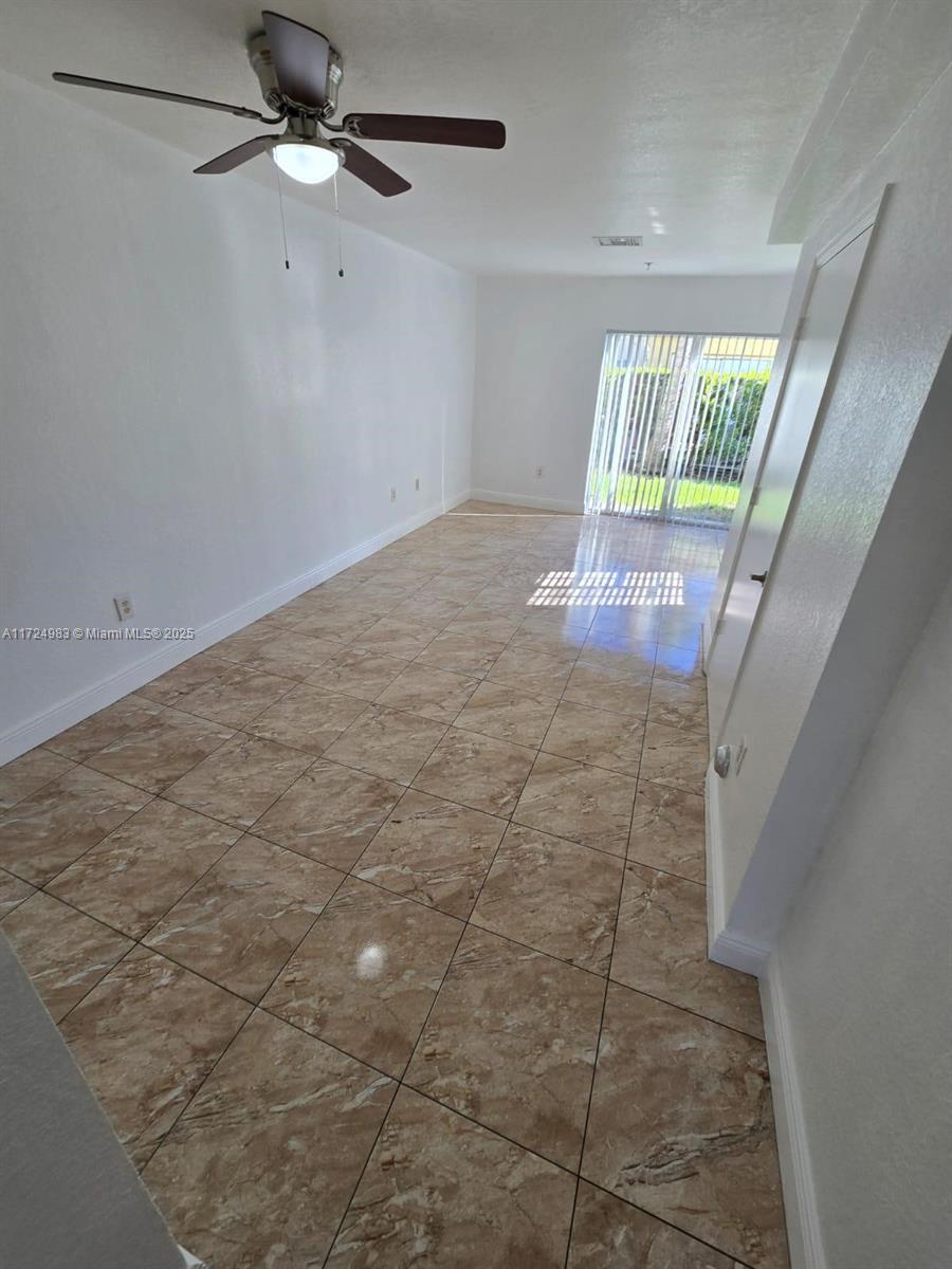 AQUA VISTA TOWNHOMES - фото