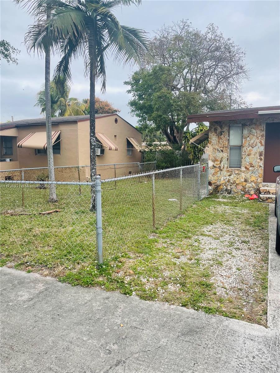 HOLLYWOOD ESTATES - фото