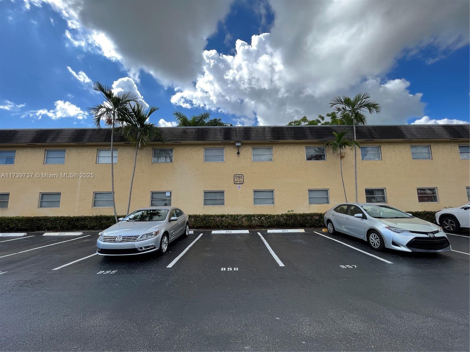 VILLAGE PARK AT OAKLAND - фото