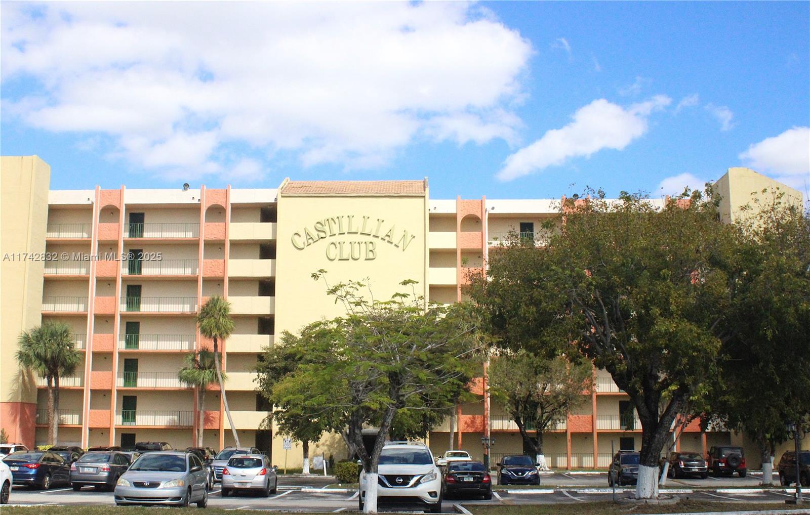 CASTILLIAN CLUB - фото