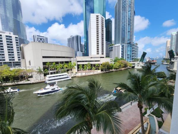 BRICKELL ON THE RIVER