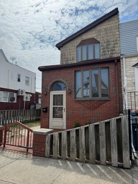 Single Family - фото