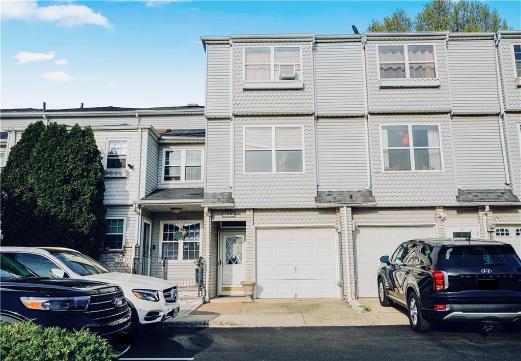 Single Family - фото