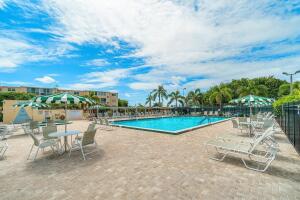 VILLAGE ROYALE GREENTREE CONDO